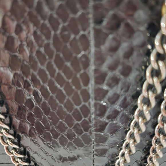 VINTAGE 1970s BLACK SNAKESKIN SMALL BAG WITH DOUBLE CHAIN HANDLES EXCELLENT COND - Picture 2 of 8